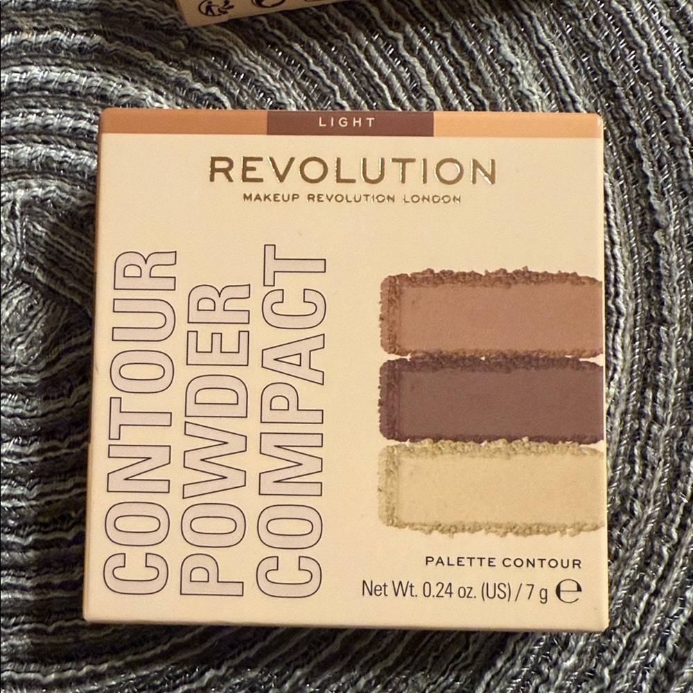 10/$25
Revolution Contour Powder Compact - light - Picture 2 of 3